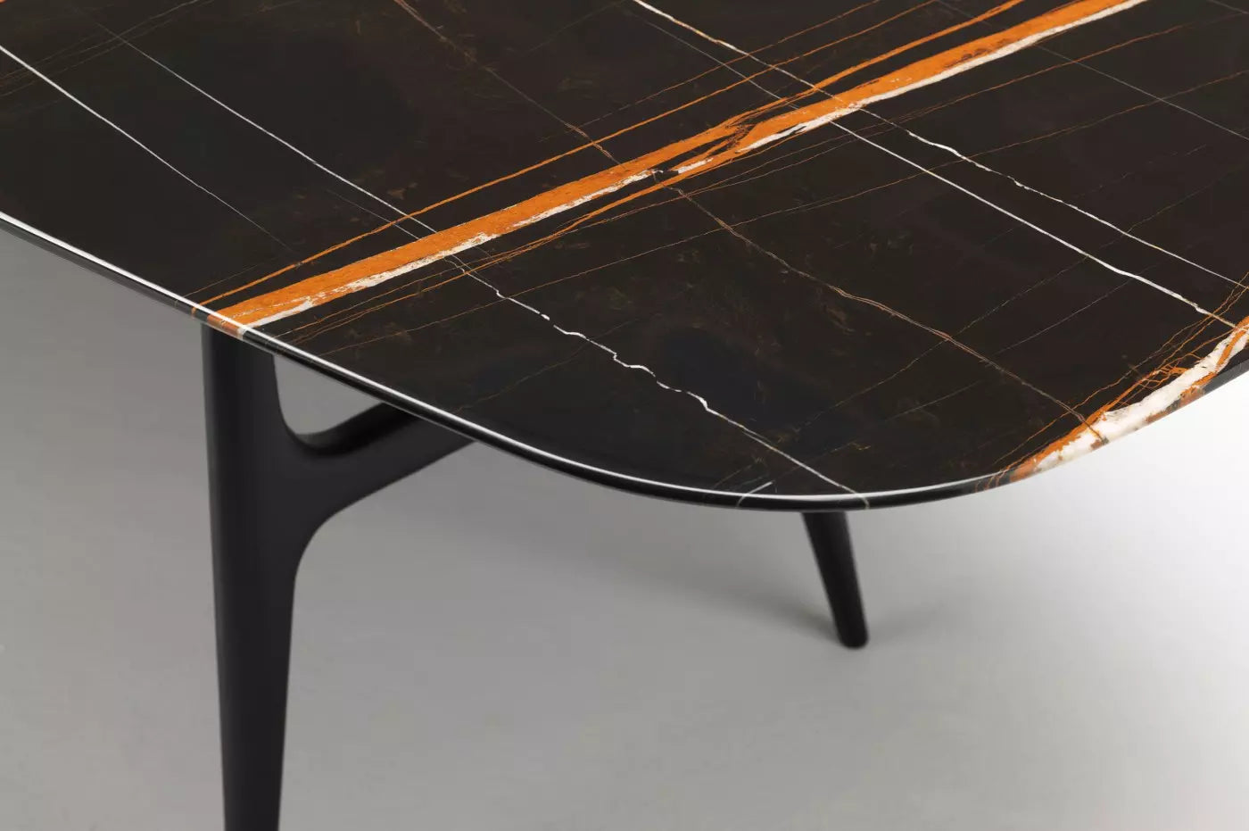 Table-Repas-Marbre-Noir-interieur