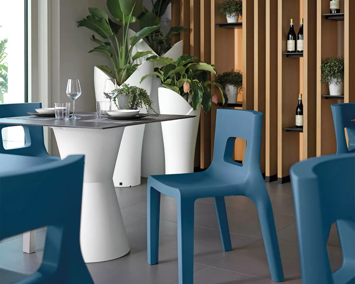 chaise-plastique-avec-trou