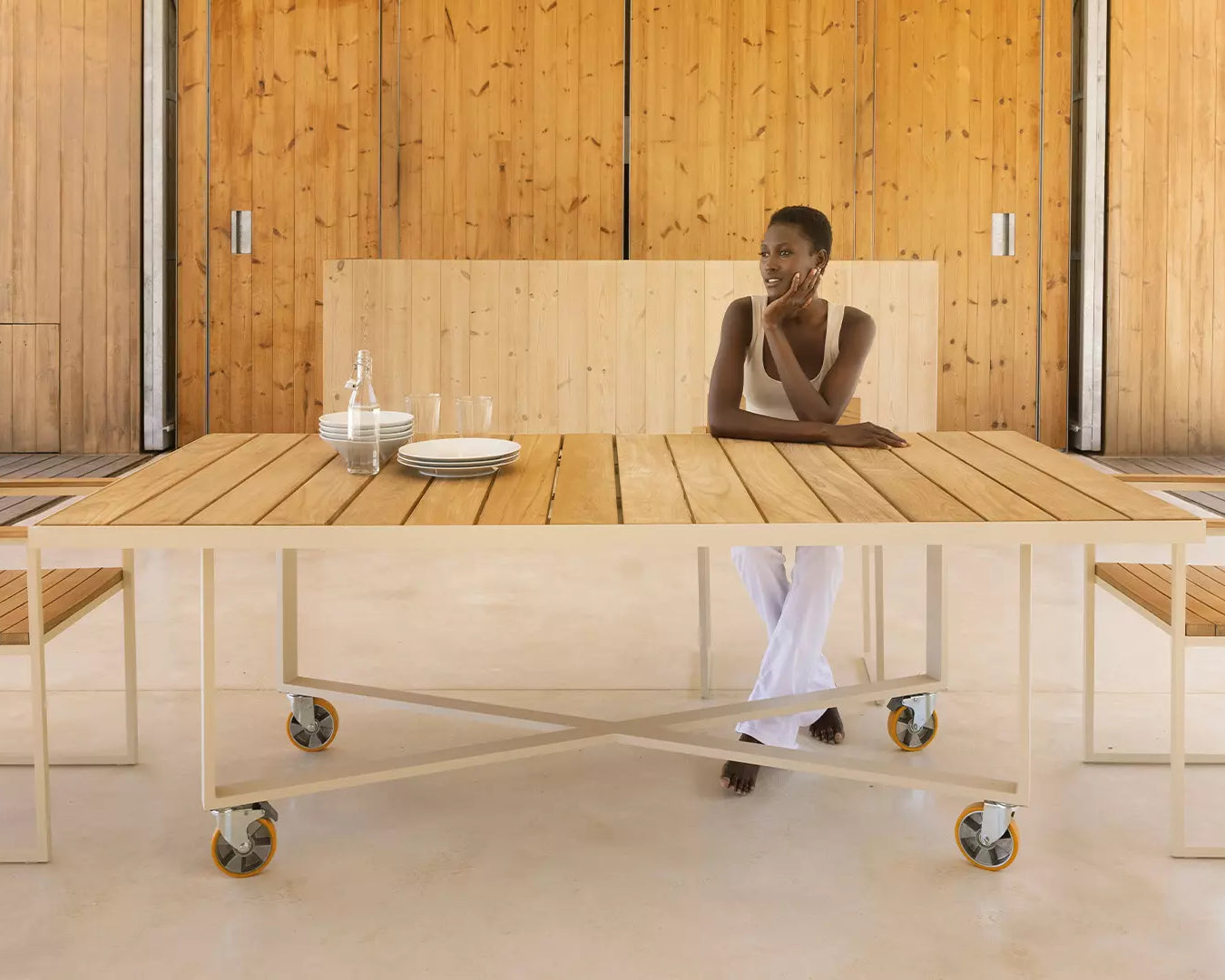 table-avec-roue-bois-de-teck