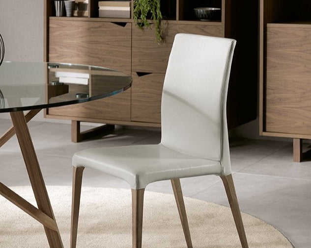 chaise_cuir_bois_blanc