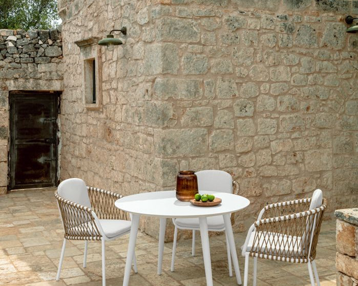 chaise_jaridn_blanche_moderne