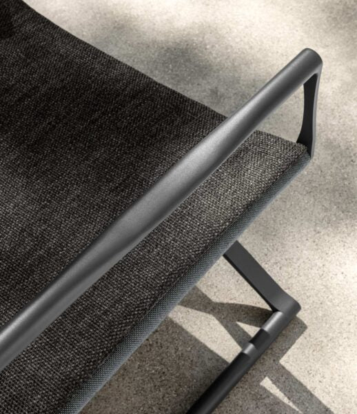 chaise_pied_croise_autour_piscine