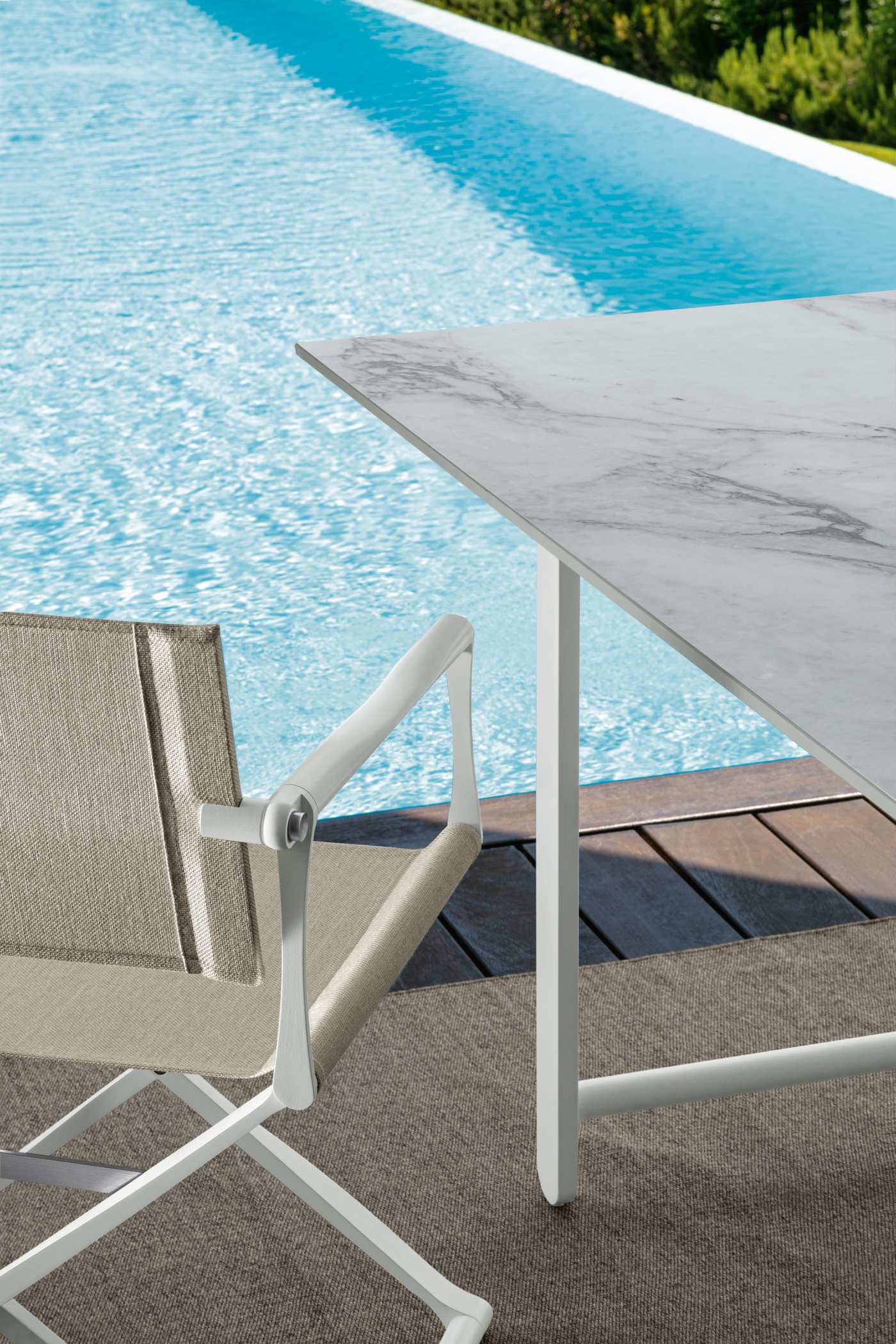 chaise_pied_croise_terrasse