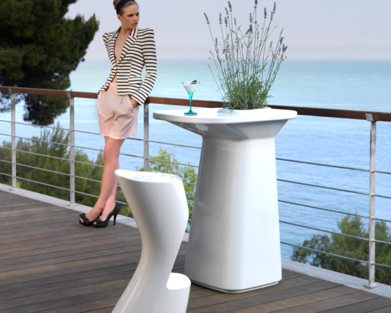 table-seau-mange-debout