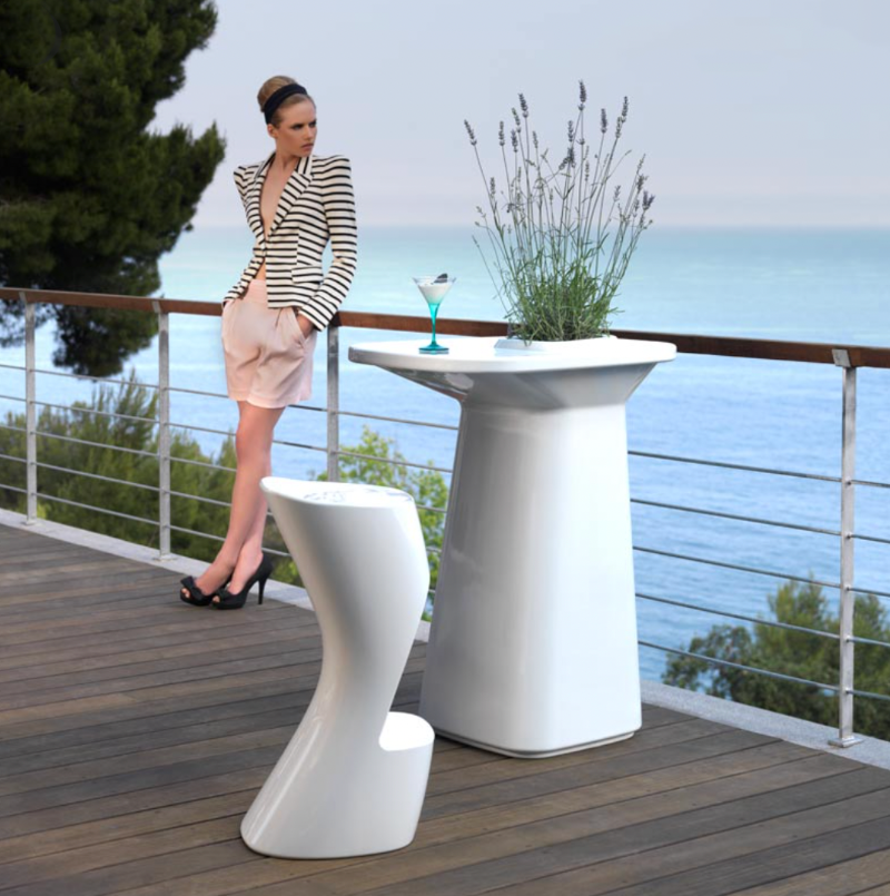 table-seau-mange-debout