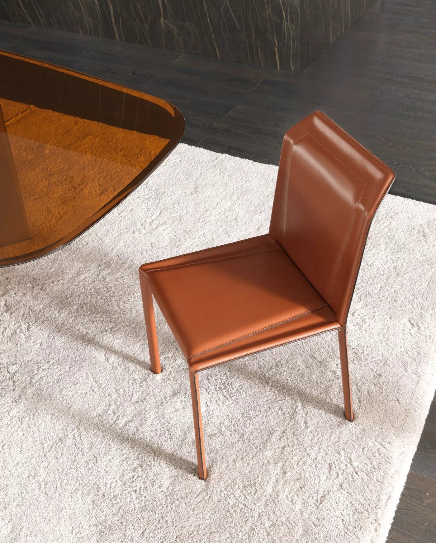 Chaise-Cuir-Design-Italien-salon