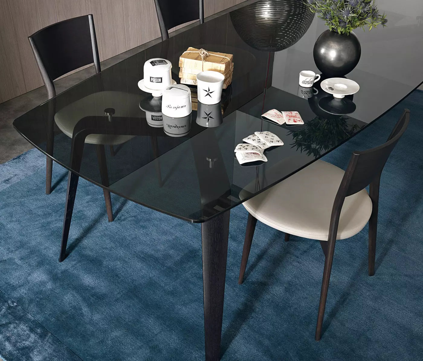 Table-Repas-Verre-Fume-Noir-Design-interieur-haut-gamme