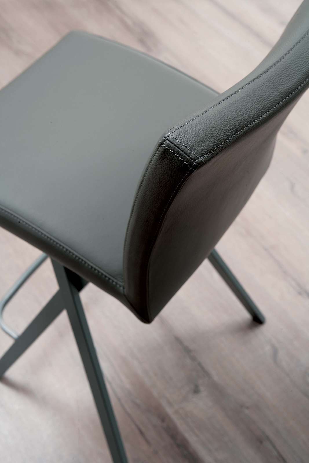 chaise haute cuir noir